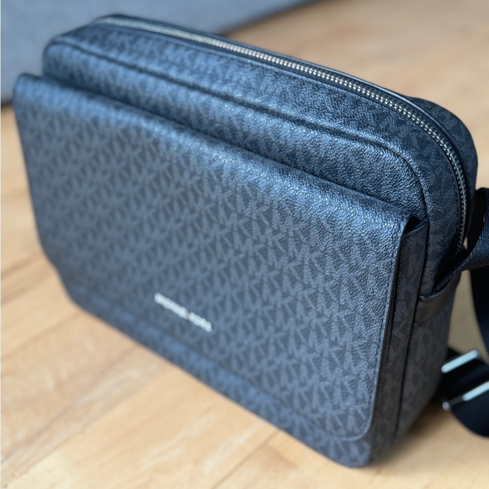Micheal kors men’s crossbody bag
